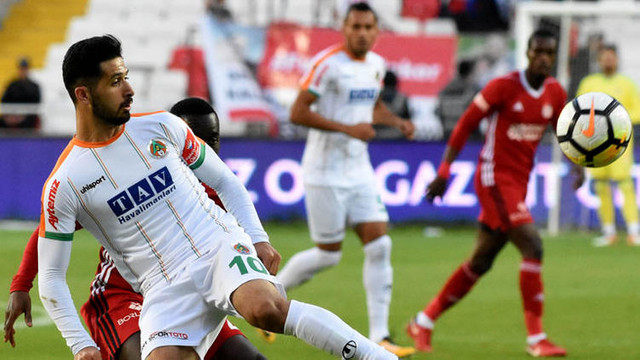 Alanyaspor puanı kaptı, ligde kaldı !