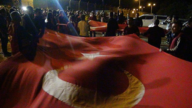 Türk Bayrağı'nı kapan soluğu orada aldı