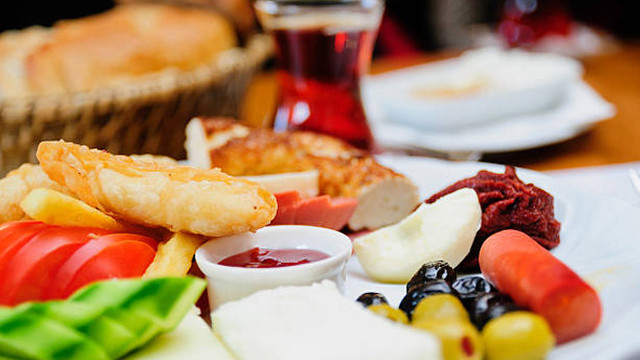 Oruç tutarken çabuk acıkmamak için sahurda bu yiyeceklerden uzak durun