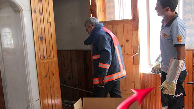 Minberin altına girdiler... İtfaiye çıkardı