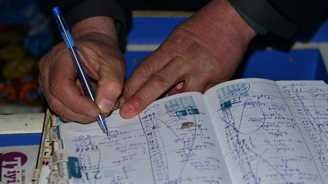 Bakkala gidip veresiye defterini satın aldılar