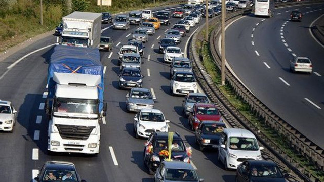 TEM'de zincirleme kaza ! Trafik felç oldu