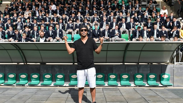 Ronaldinho Türk yapımı stadı ziyaret etti !