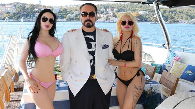 ''Kediciklerle önce Adnan Oktar yatıyordu sonra ise...''