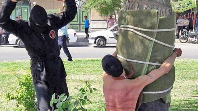 Alkol içtiği için sokak ortasında ağaca bağlayıp kırbaçladılar