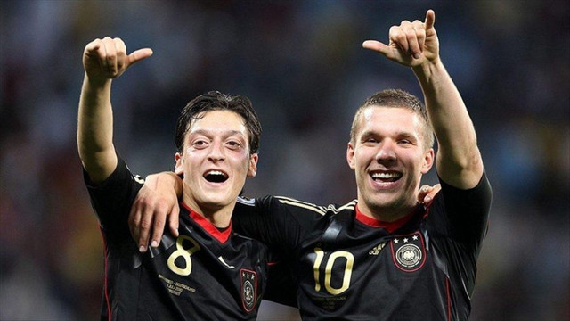 Podolski’den sürpriz Mesut Özil paylaşımı !