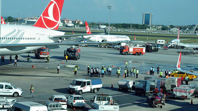 Atatürk Havalimanı'nda 2 uçak çarpıştı