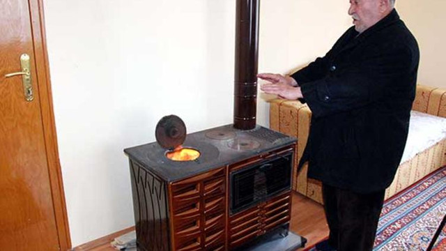 İnanılmaz olay ! Yaz sıcağında bile soba yakıyor