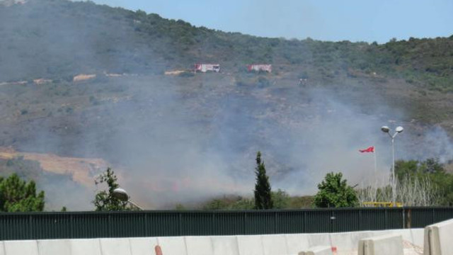 Tuzla’da E-5 kenarında yangın