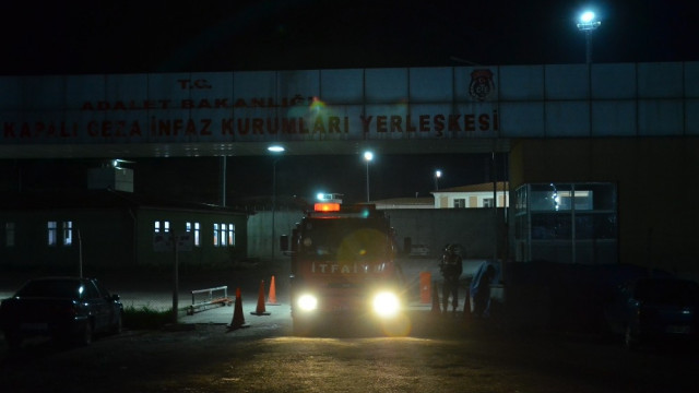 Cezaevinde mahkumlar gardiyanı rehin aldı