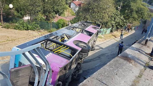 Sarıyer'de halk otobüsü devrildi