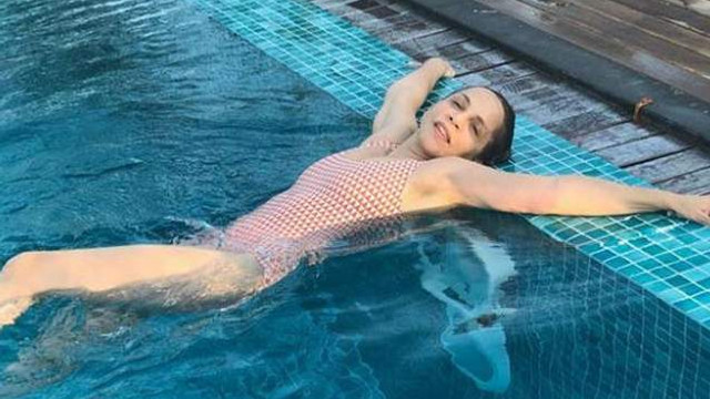 Sertab Erener'den havuzda ''güneş damlar içime'' pozu