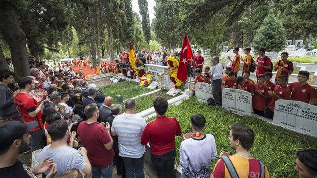 Metin Oktay mezarı başında anıldı !