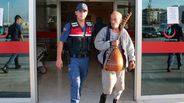 Mahalleyi birbirine kattı ama sazını bırakmadı