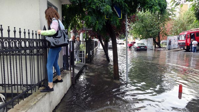 Hastane girişi kapanınca duvara çıktılar