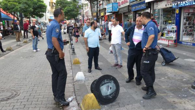 Kaldırımda yürürken başına sokak lambası düştü
