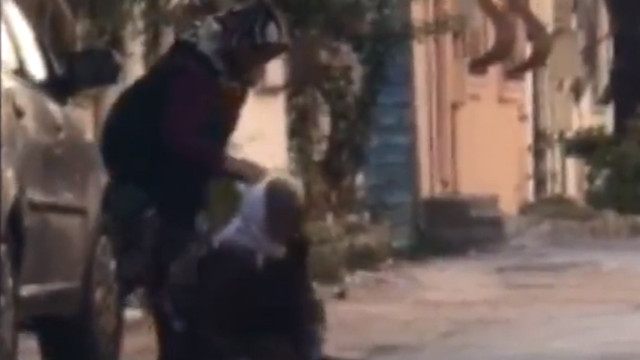 Sokak ortasında gelin dayağı ! Kaynanasını evire çevire dövdü