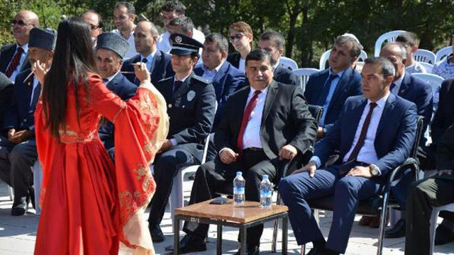 Şehitler anıtı önündeki ''Erik dalı'' krizi istifa getirdi