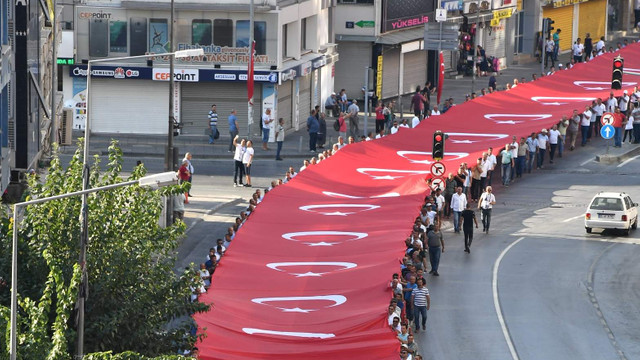 Izmir De 350 Metrelik Dev Turk Bayragi Politika