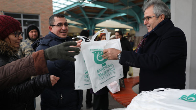 Başkan Dursun Mirza bez torba dağıttı
