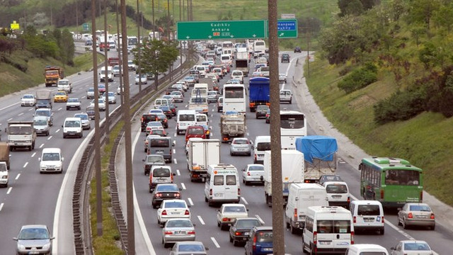 TEM'de zincirleme kaza ! Trafik durma noktasında