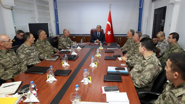 Sınıra giden Bakan Akar'dan askeri harekat açıklaması