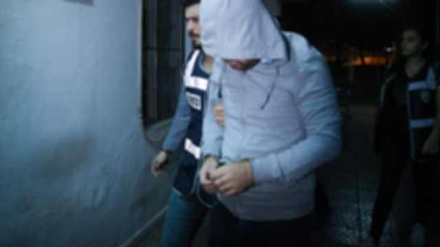 Kadın polisin kafasına şişeyle vurdu