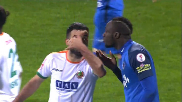 Aytemiz Alanyaspor - Kasımpaşa maçında rakibine tüküren Diagne kırmızı kart gördü