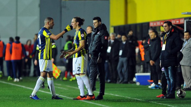 Fenerbahçe taraftarı Slimani ve Benzia'yı ıslıkladı