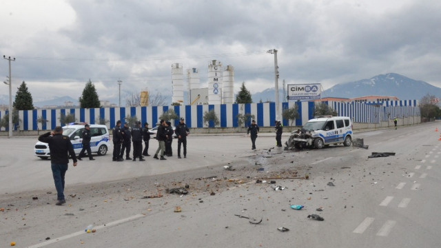 Polis aracı ile çöp kamyonu çarpıştı