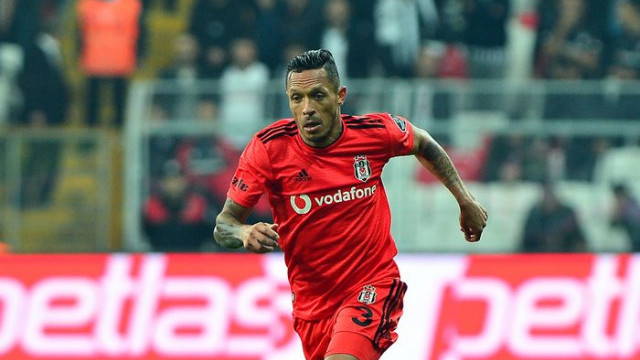 Beşiktaş'ta Adriano gitti geldi