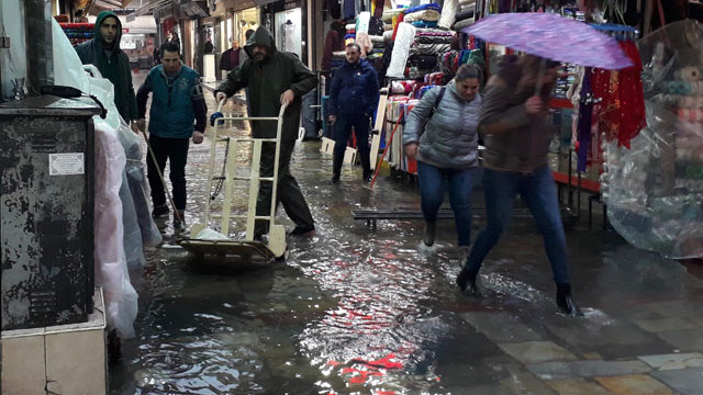 İzmir'de şiddetli yağmur; tarihi çarşı sular altında !