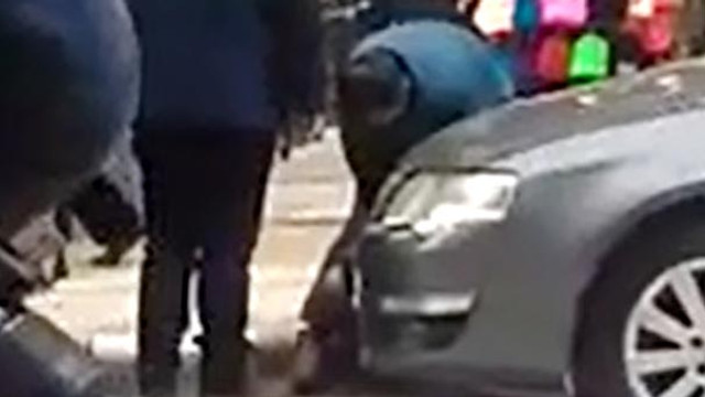 Yere yatırıp boğazına bıçak dayadı