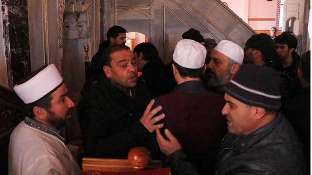 Cenaze namazında gerginlik ! Polis müdahale etti