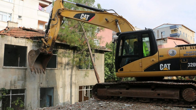 Kartal Belediyesi, riskli yapılar ve metruk binaların yıkımına devam ediyor