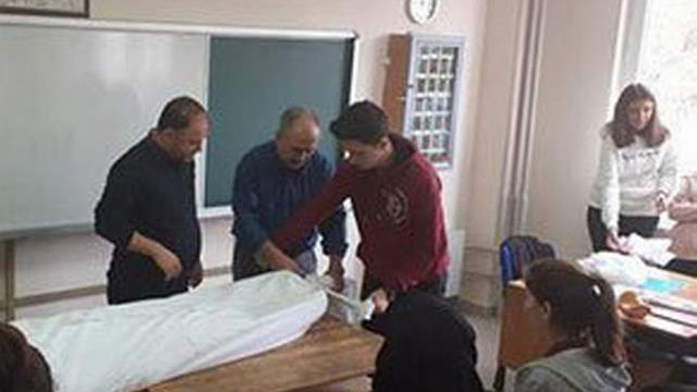 Lisede tepki çeken ölü nasıl kefenlenir eğitimi!