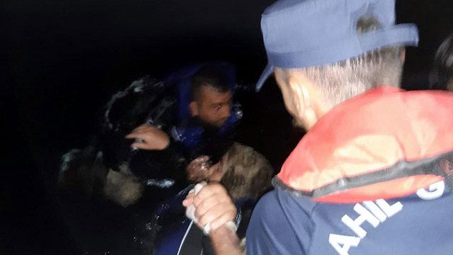 Bodrum'da kaçak göçmen botu battı! Kayıplar var...