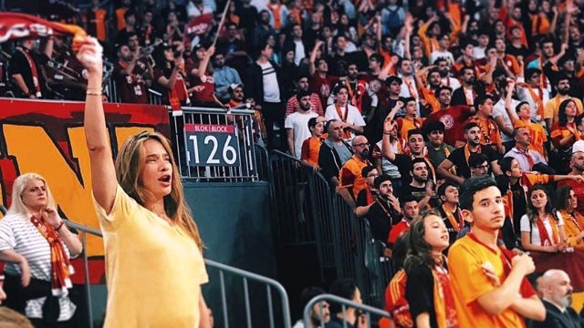 Karnı burnunda eşinin maçına gitti, tezahürat yaptı