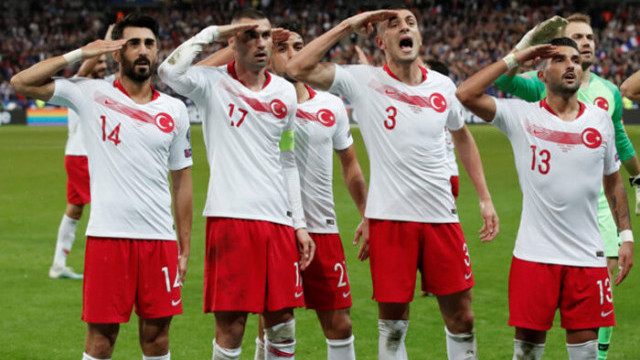 Fransız rejisi, Türkiye'nin asker selamlı gol sevincini yayınlamadı!