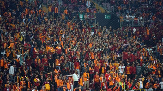 Galatasaraylı bazı taraftarlar, maç sonu takımı ıslıkladılar