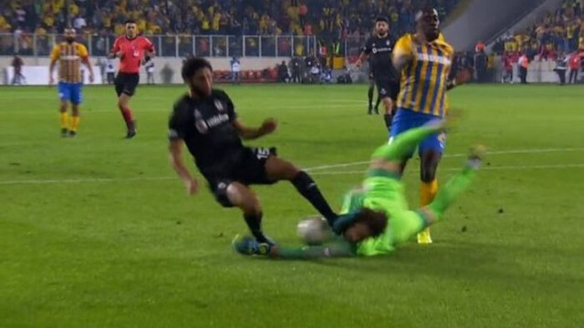 Ankaragücü-Beşiktaş maçında Elneny ile Korcan'ın pozisyonu tartışma yarattı