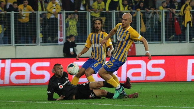 Beşiktaş'ta Galatasaray derbisi öncesi Burak Yılmaz şoku