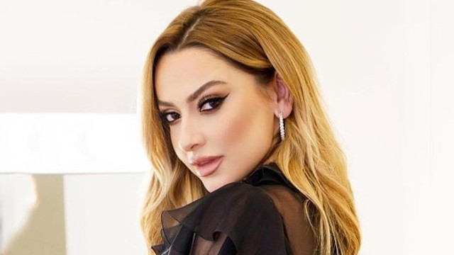 Hadise'den süper minili göğüs dekolteli poz