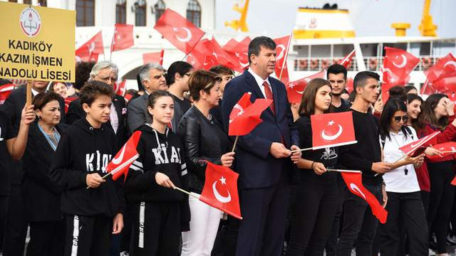 Kadıköy'de 29 Ekim meşalesi yakıldı