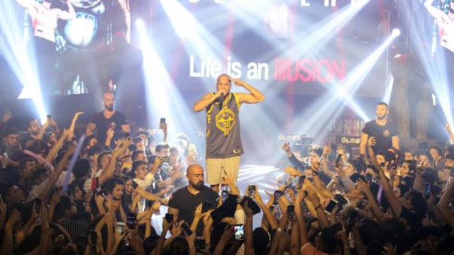 Rapçi Ben Fero'dan sahnede asker selamı