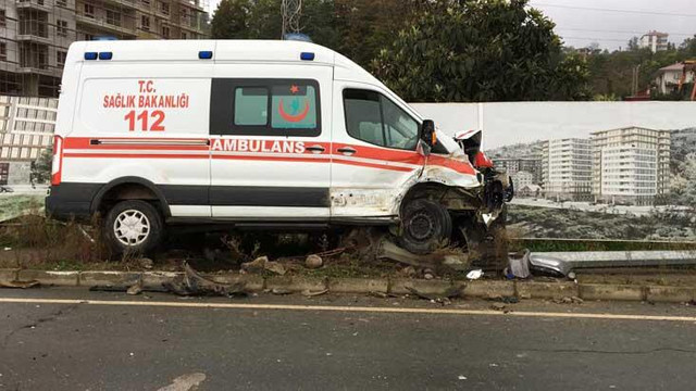 Ambulans ile kamyonet çarpıştı: Yaralılar var