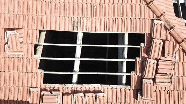 Çatıyı söküp kenevir yetiştirmiş