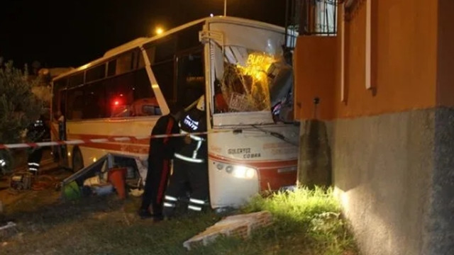 Özel halk otobüsü evin balkonuna uçtu