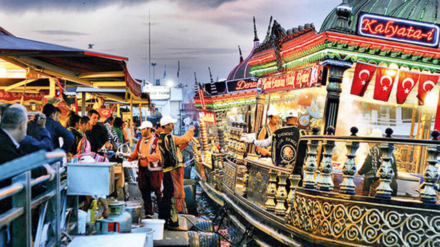 Eminonu Nde Balik Ekmek Satan Tekneler Kaldiriliyor Ekonomi