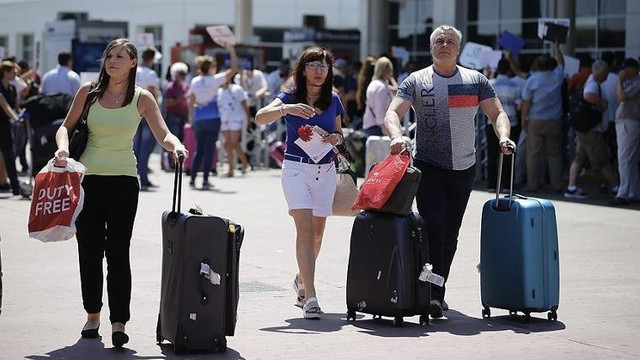 Türkiye'ye ''milliyetsiz'' turist akını